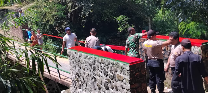 Sambut HUT Bhayangkara ke-80, Polsek Cireunghas Bersama Warga Cat Merah Putih Jembatan Gg Keuyeup Desa Tegalpanjang